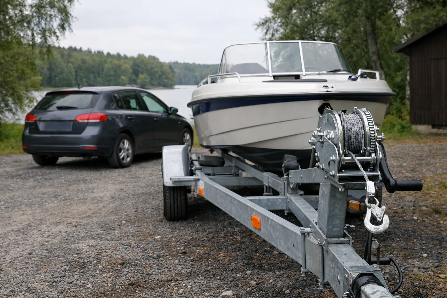 Liten motorbåt på en trailer på en uppfart.